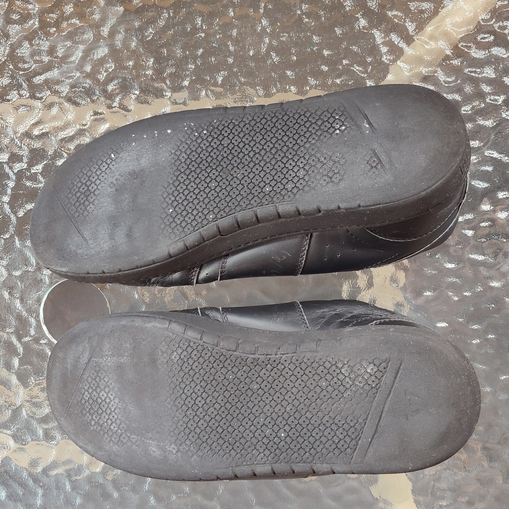 Louis Vuitton Men's Sneakers. With original Louis Vuitton bags for each shoe. - Picture 16 of 16